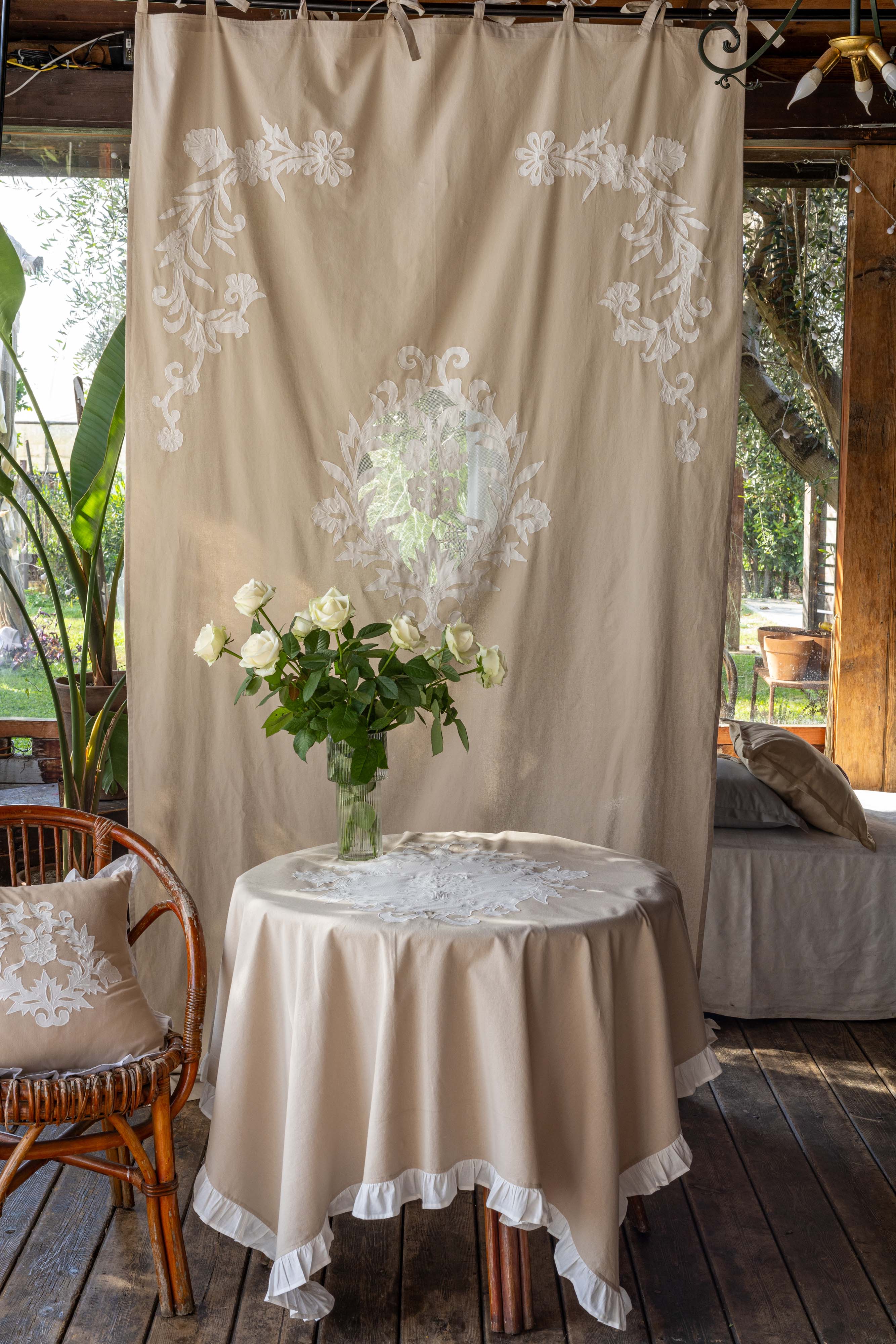 Telo tenda in cotone tortora con applicazione bianca CAPODIMONTE - 140x290 cm - L'Atelier17